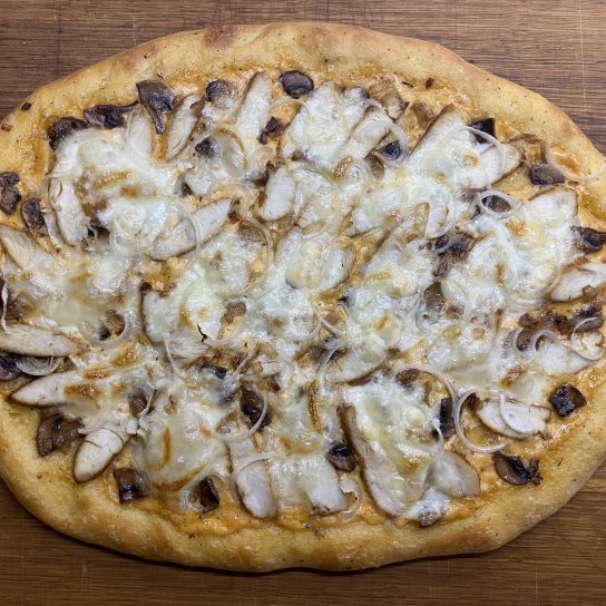 Піца з куркою, печерицями, цибулею та моцарелою