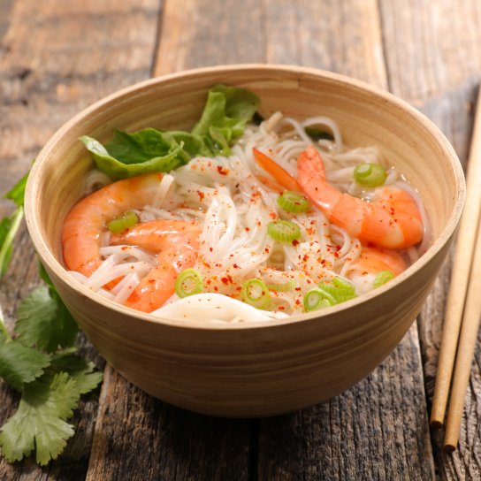 Суп з локшиною та креветками