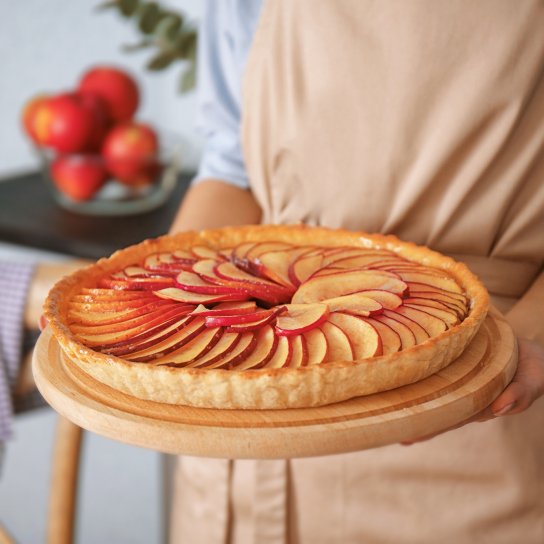 Жінка тримає пиріг