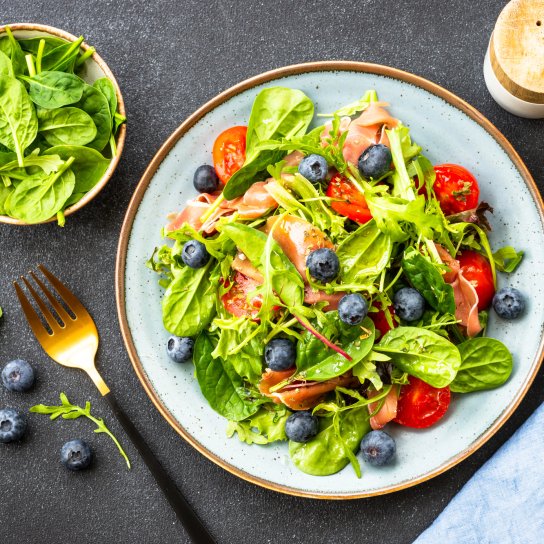 Салат з хамоном і лохиною