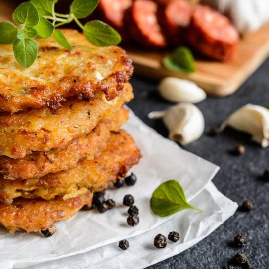 Деруни з ковбасою