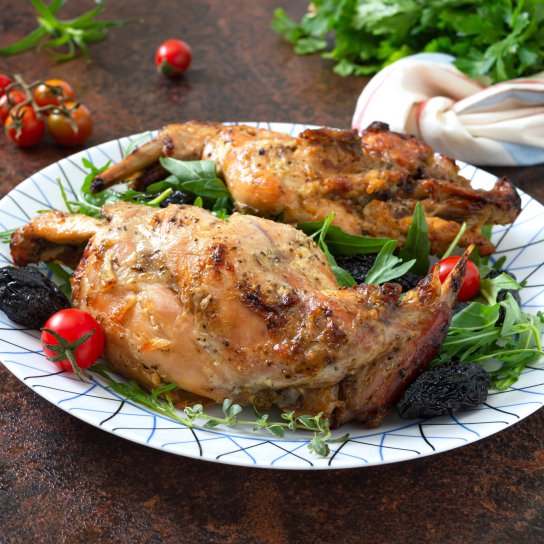 Запечений кролик, нашпигований салом