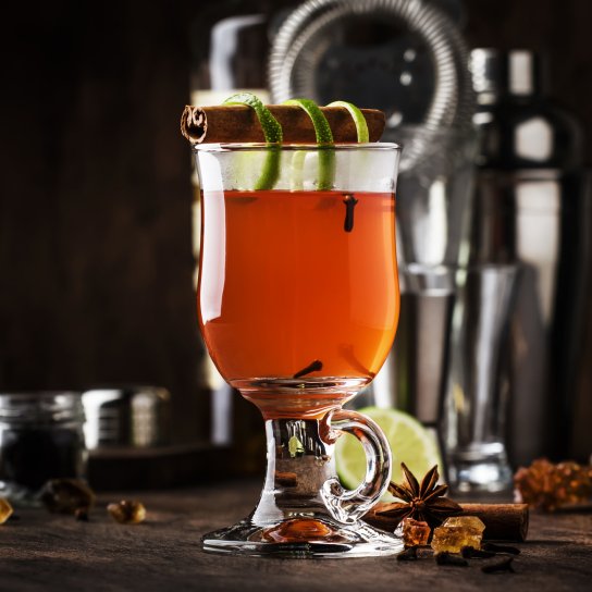 Пряный ромовый напиток с корицей и солью