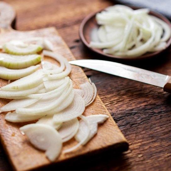 Цибуля, ніж, обробна дошка