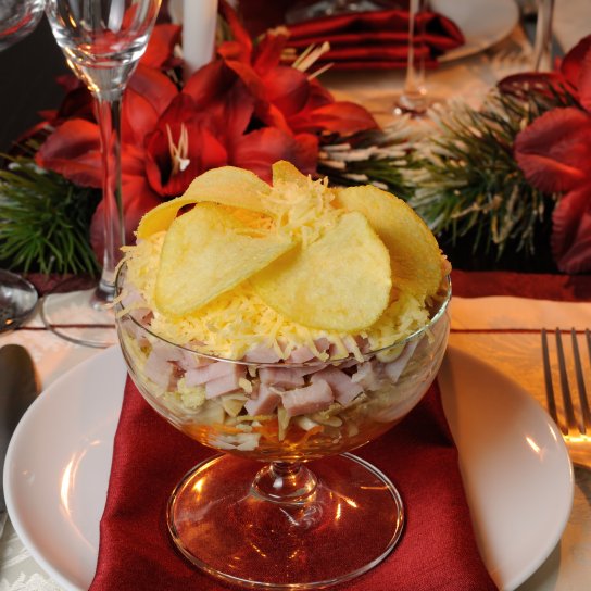 Салат з ковбасою і чипсами - рецепт