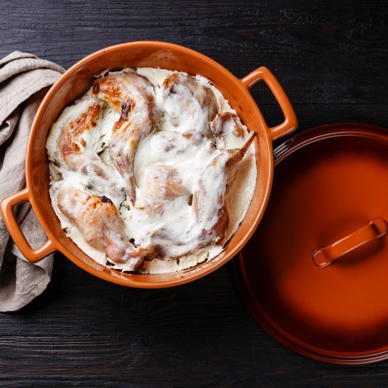 Кролик в сметане с чесноком