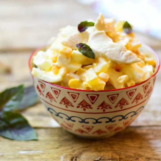Салат с курицей и ананасами