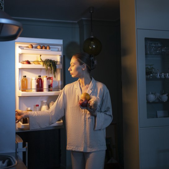 Дівчина їсть на ніч