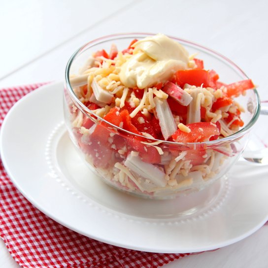 Салат з крабових палочок, помідорів і сиру
