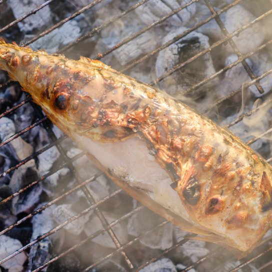 Скумбрія на грилі — смачна страва для компанії