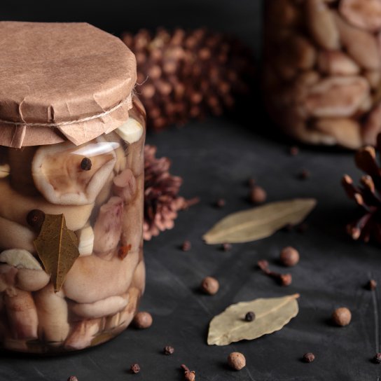 Маринованные грибы в банке