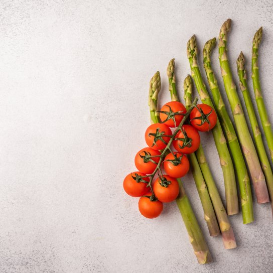 Спаржа з томатами чері