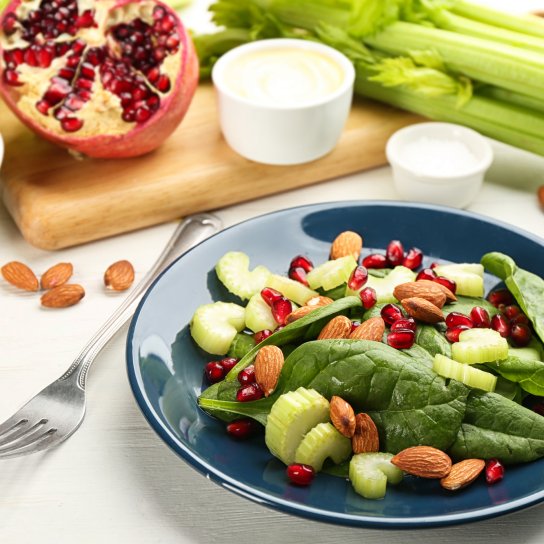 Салат з селерою, гранатом і горіхами