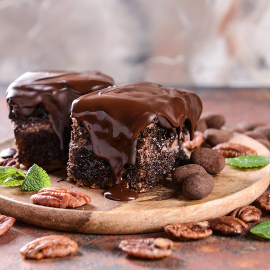 Пляцок с орехами и глазурью