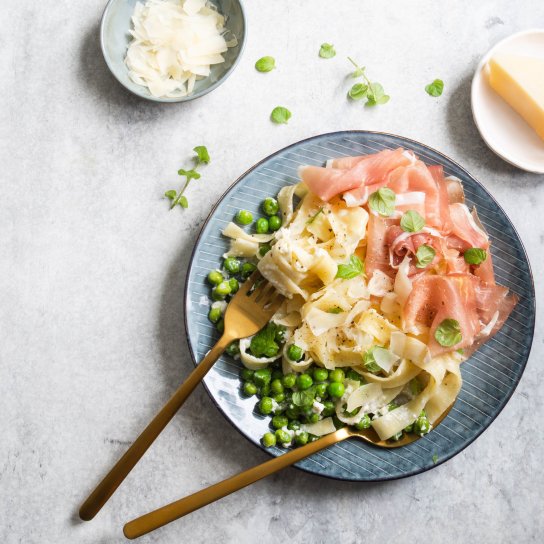 Лингвине с зеленым горошком и прошутто