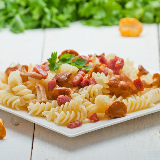 Салат з пастою-спіралями, салямі та беконом