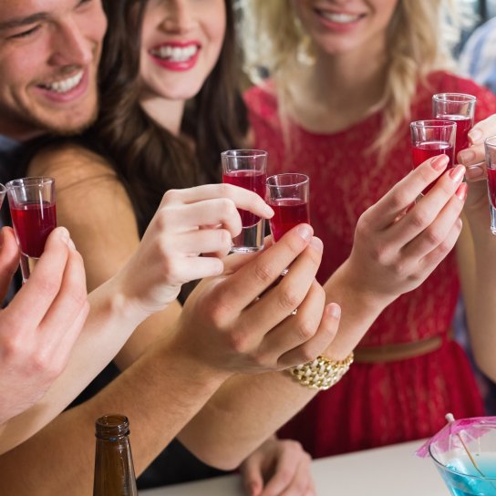 Молоді люди з коктейлями у шотах