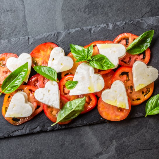 Салат капрезе з сердечками моцарели