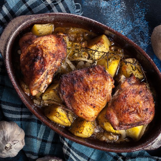 Курячі стегенця з картоплею і сухофруктами