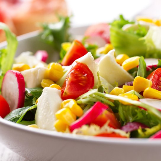 Салат з редискою, моцарелою та кукурудзою