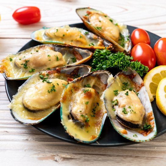 Запечені мідії з сиром