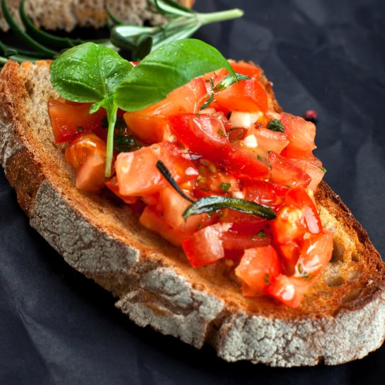 Брускета з печеним перцем і фетою