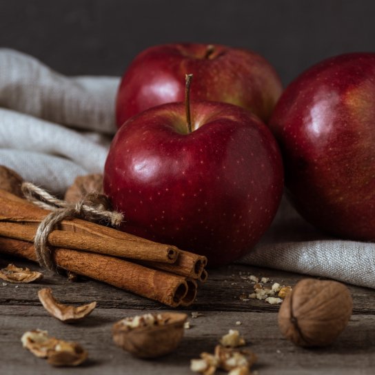 Яблука та кориця