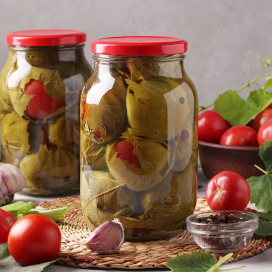 Помідори у виноградному листі