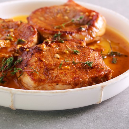 Свинячі відбивні з травами