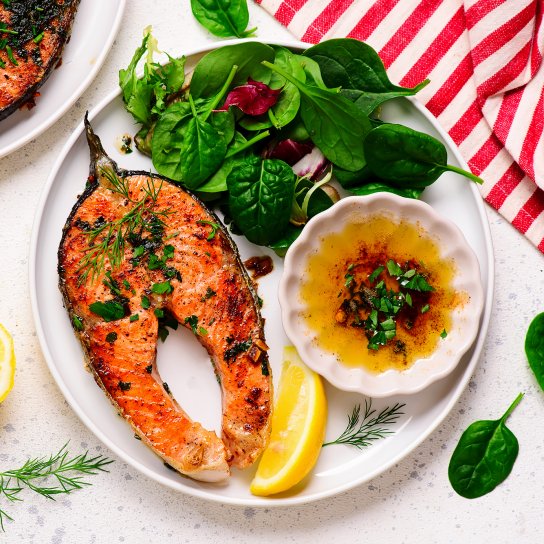 Стейк із лосося з часником і зеленню