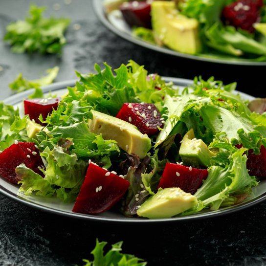 Салат з буряком та авокадо