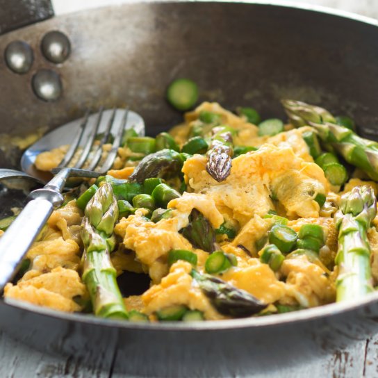 Омлет зі спаржею краже подавати з томатами