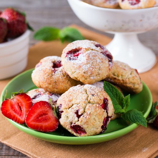 Печенье с белым шоколадом и клубникой