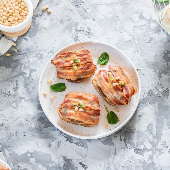 Фаршировані печериці в беконі