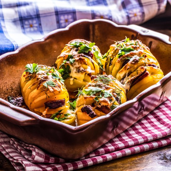 Картопля, фаршована розмарином і часником