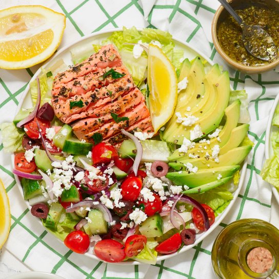 Середземноморський салат з лососем та авокадо