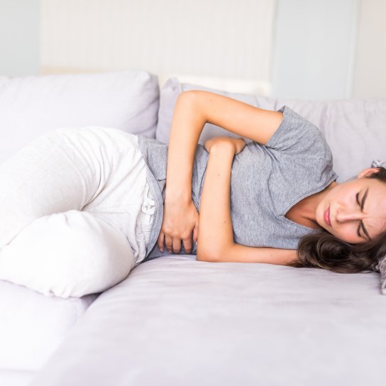 Жінка, в якої болить шлунок