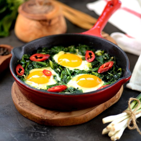 Яєчня з овочами та шпинатом