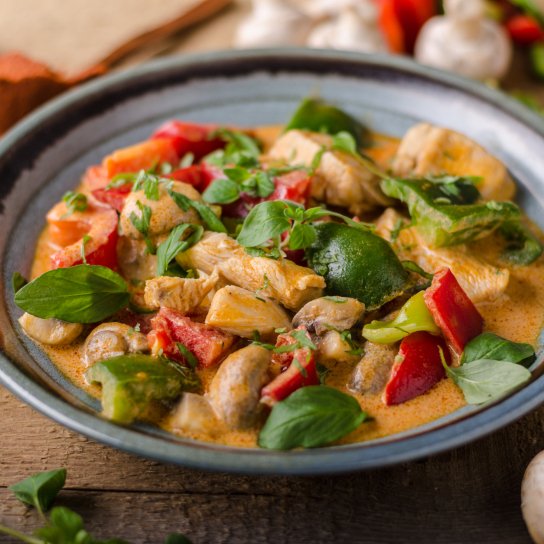 Курка з помідорами і морквою