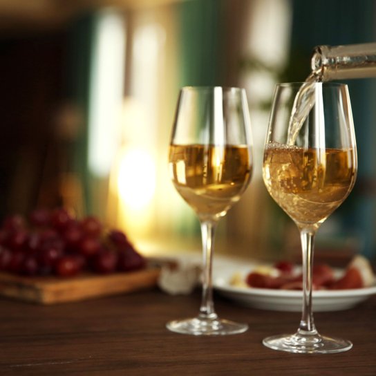 Два бокали білого вина