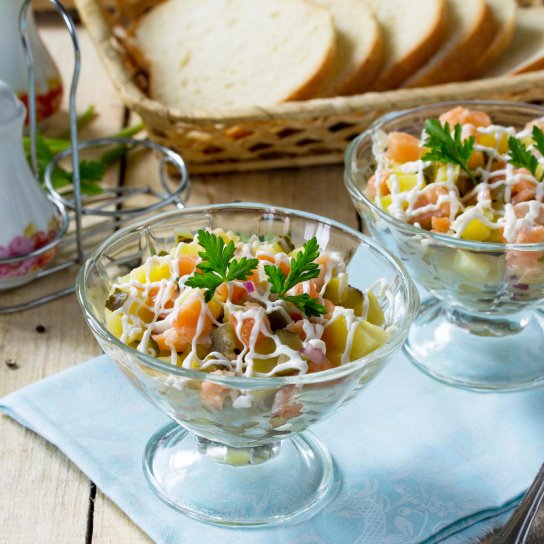 Салат з куркою і солоним огірком