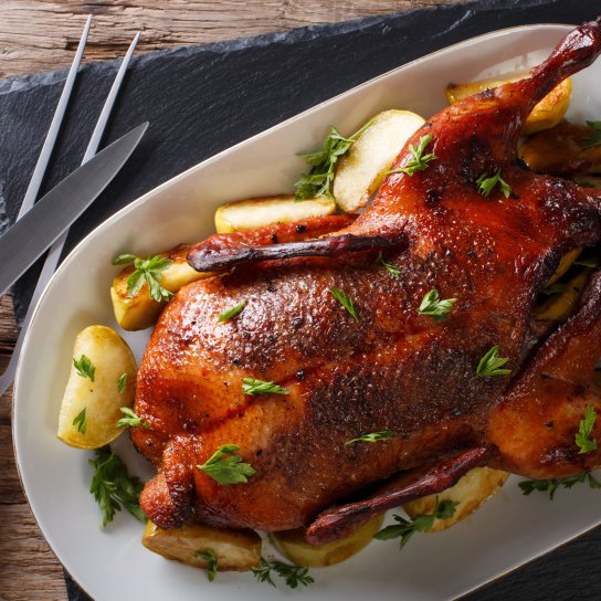 запечений гусак з картопляною начинкою