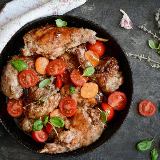 Запечений кролик у соусі