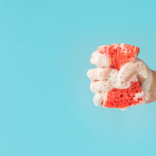 Рука с кухонной губкой