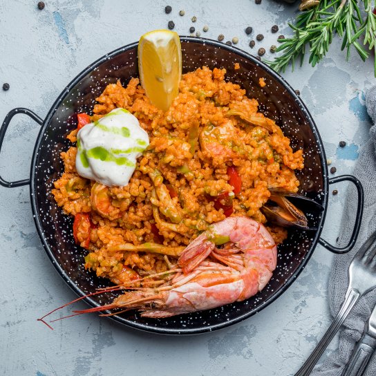 Паелья з креветками і кальмарами