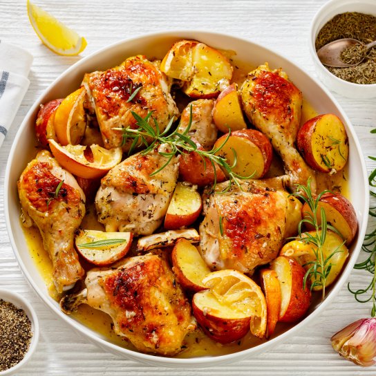 Курячі стегна на картоплі