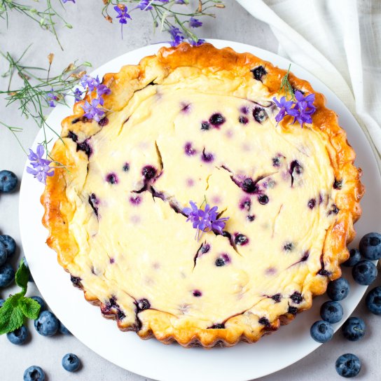 Пиріг з сирною начинкою і ягодами