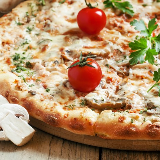 Піца з куркою, томатами і сиром