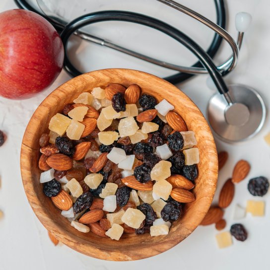 Сухофрукти та яблука тамують голод