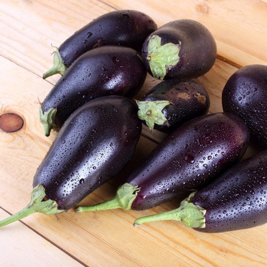 Баклажаны на разделочной доске